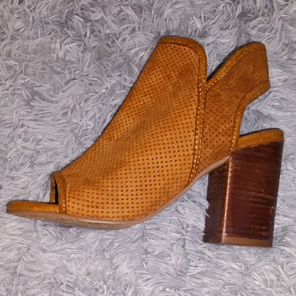 Steve Madden Perforated Tan Block Heel Sandals size 5.5